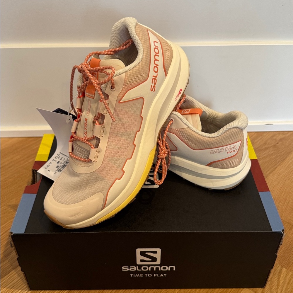 Salomon Coral and Beige Running Shoes - Picture 5 of 6